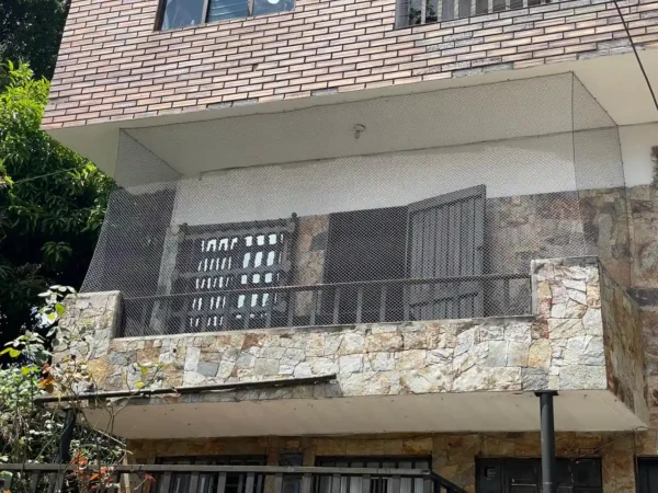 Malla-antimordida-balcon-gris Mallas de Seguridad Antimordida