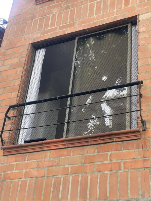 Malla-antimordida-ventana-negro-frente Mallas de Seguridad Antimordida